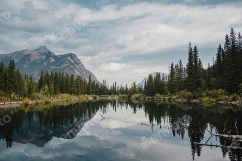 Vista previa: Reflejo de montañas y árboles en el lago, Canmore, Canadá, América del Norte