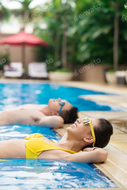 Preview: Couple on vacation