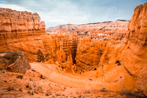 Preview: The zigzag climb of the beautiful Navajo Loop Trail in Bryce National Park, Utah