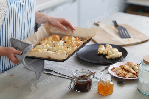 Preview: Woman cooking