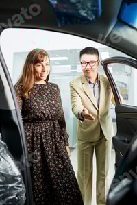 Preview: Woman wants to buy a new car