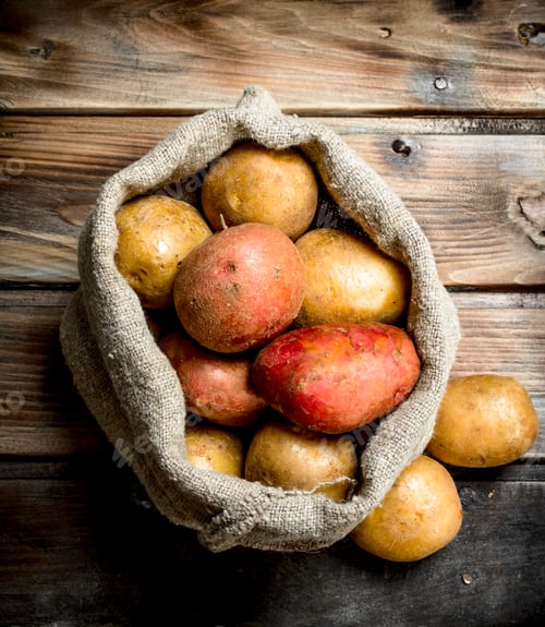 Preview: Fresh potatoes in the sack.