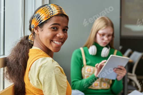 Preview: Schoolgirl sitting in the classroom
