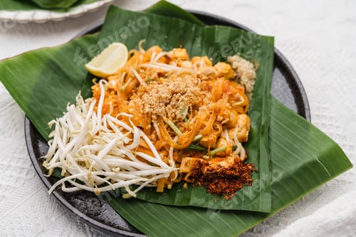 Preview: Pad Thai in white and black plate