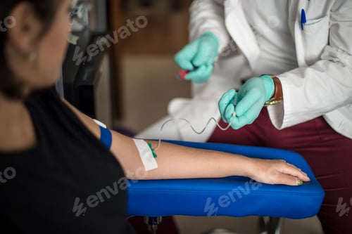Preview: A nurse takes blood sample for medical examination