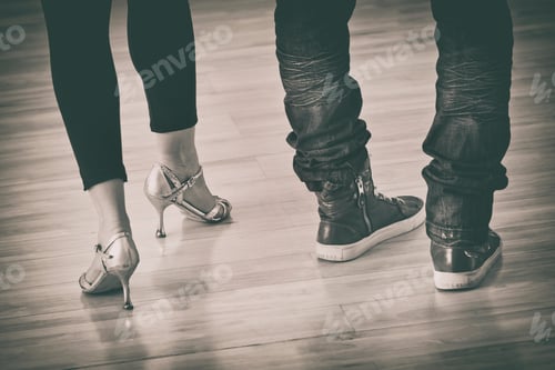 Vista previa: Couple dancing. Legs of female and male dancers in frame. Social dancing. Latin dancing.