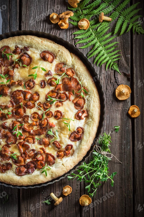 Preview: Delicious and crispy pie with noble mushrooms and thyme