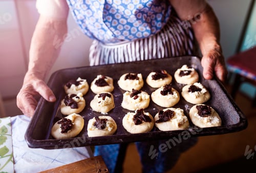 Preview: Senior woman baking