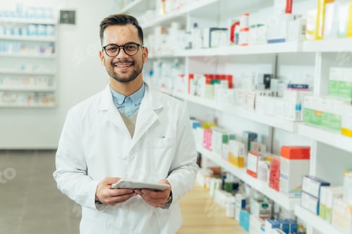 Preview: Portrait of a handsome pharmacist working in a pharmacy