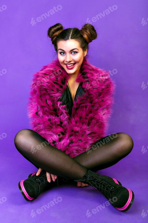 Preview: Fashionable studio crazy portrait of cheerful funny brunette girl