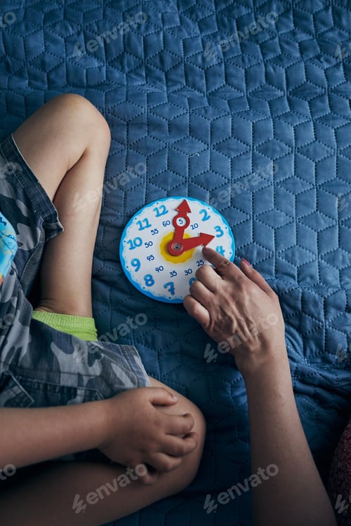 Preview: Kids learning how to tell time from clock and set the hands in the correct position