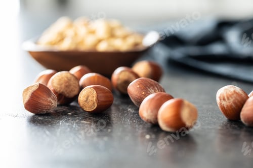 Preview: Unpeeled roasted hazelnut kernels.