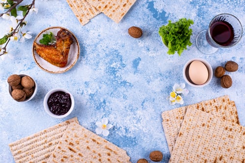 Preview: Traditional Passover Seder plate with symbolic foods. Symbolic of Jewish holiday Pesah.
