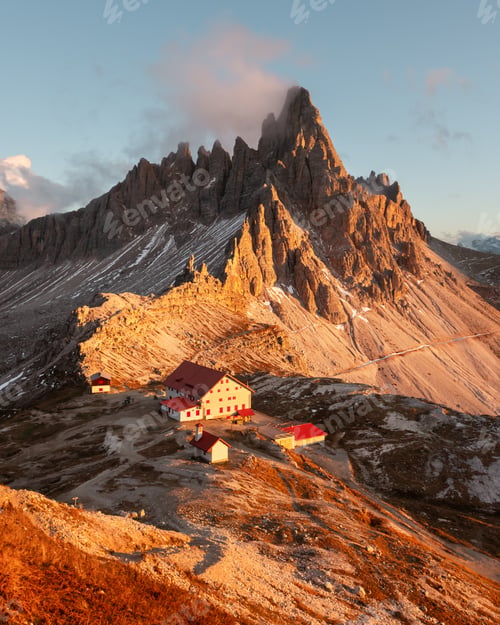 Preview: Incredible sunset at the Tre Cime di Lavaredo and rifugio Locatelli