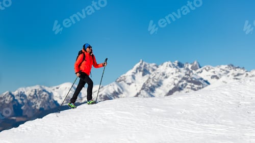 Vista previa: Una mujer solitaria camina sobre la nieve
