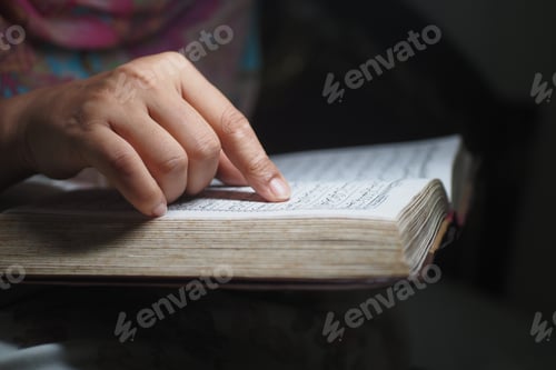 Preview: Muslim women's hand reading quran
