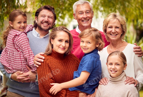 Vista previa: Portrait Of Smiling Multi-Generation Family At Home In Garden Together
