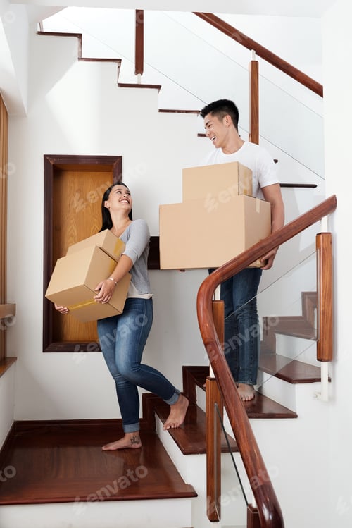 Preview: Couple with packed belongings