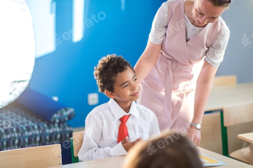 Professor ajudando as crianças com a lição de casa na sala de aula da escola