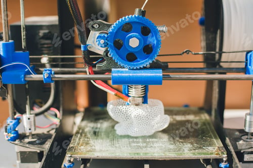 Preview: A 3D printer prints a plastic figurine.