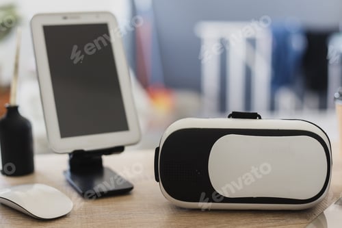Preview: Virtual reality glasses and tablet smartphone