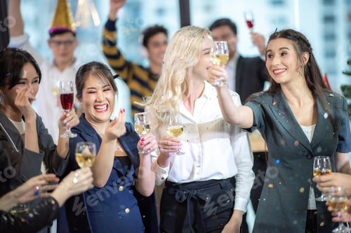 Visualização: Parceiros de negócios brindam ao sucesso da celebração de eventos de uma empresa de