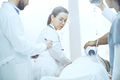 Preview: Doctors working in reanimation room