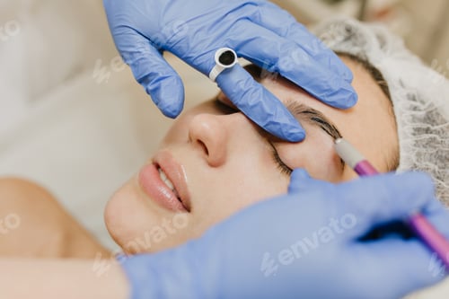 Preview: Portrait beautiful woman during cosmetology procedures, botox therapy in beauty salon. Working at ey
