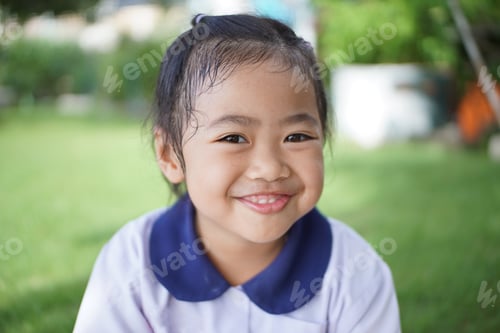 Preview: Smiling Girl with Dark Hair Outside