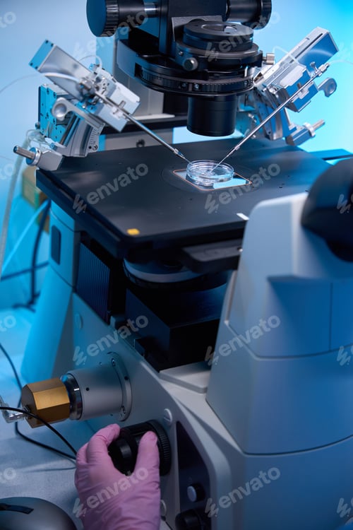 Preview: Detailed view of a micromanipulator adjusting for embryo procedure