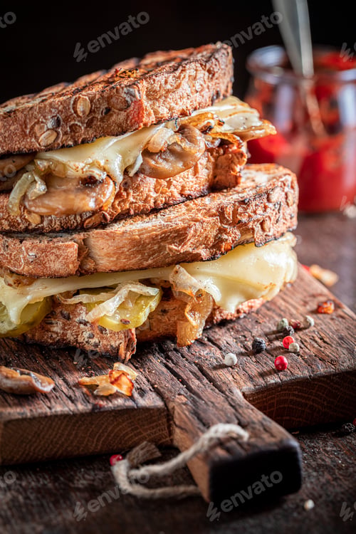 Preview: Crunchy and spicy toasts with cheese, mushrooms and onion.