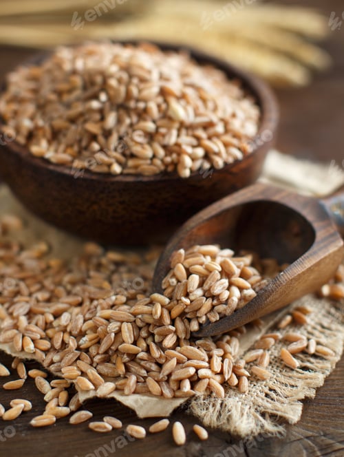 Preview: Whole spelt grain and spelt ears on the table