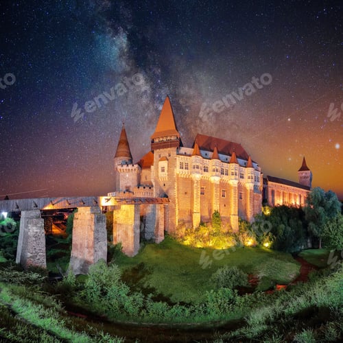 Preview: Fabulous night scene of Hunyad Castle / Corvin's Castle with wooden bridge