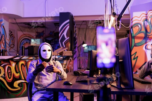 Preview: Anonymous scammer threatening online