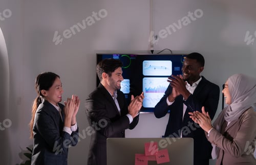 Visualização: Grupo de empresários discutindo as tabelas e gráficos que mostram os resultados de seu sucesso