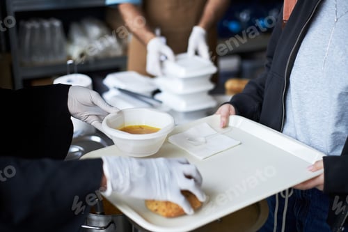 Vista previa: Sirviendo sopa y pan a la gente en una cocina comunitaria