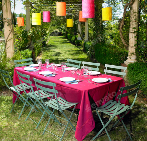 Preview: Table set in the garden