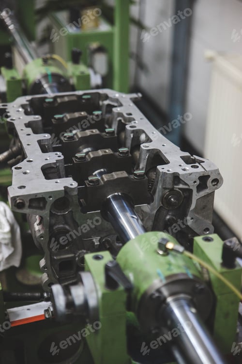 Preview: Vertical shot of the engine with camshaft