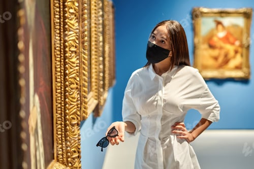 Preview: Woman Visitor Wearing An Antivirus Mask In The Historical Museum Looking At Pictures