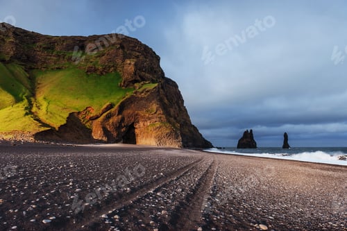 Preview: Famous Reynisdrangar rock formations at black Reynisfjara Beach