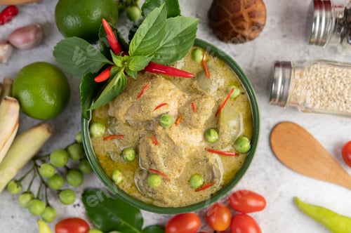 Preview: Chicken green curry in a bowl .