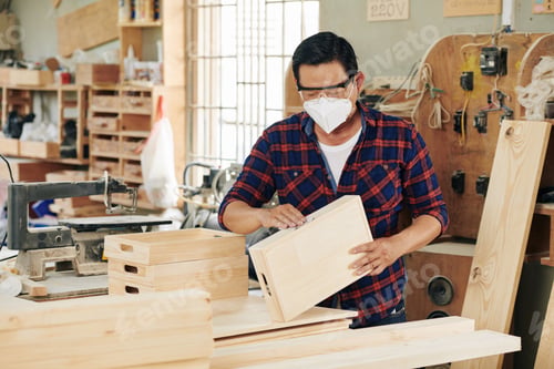Preview: Sanding wooden crates