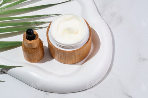 Visualização: Embalagem de cosméticos. Conjunto de diferentes frascos de cosméticos e frasco conta-gotas em bandeja branca com fundo de mármore