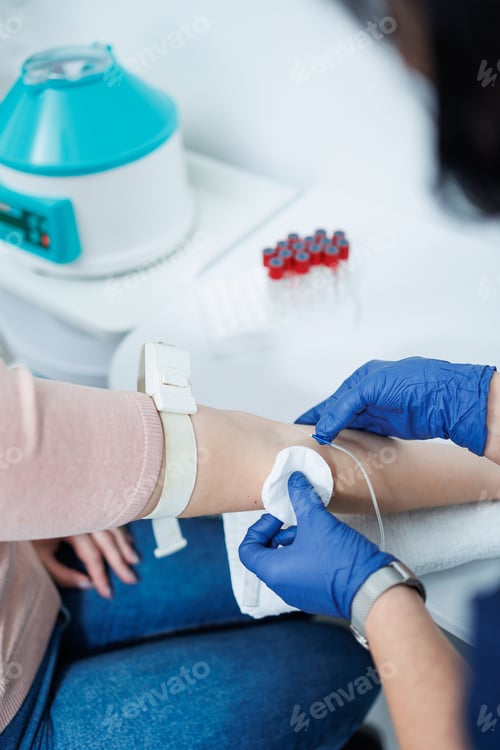 Vista previa: Medical procedure. Taking blood from a vein into a test tube. Sterile blood collection