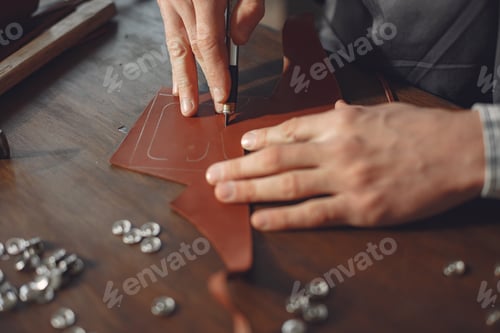 Preview: Man in a studio creates leather ware