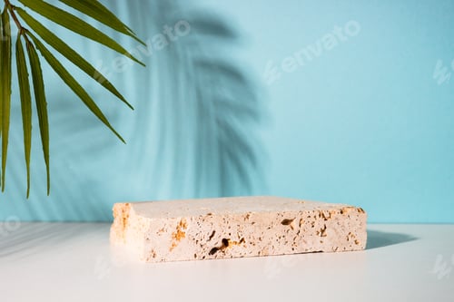 Visualização: Pódio de pedra para apresentação de produtos cosméticos.