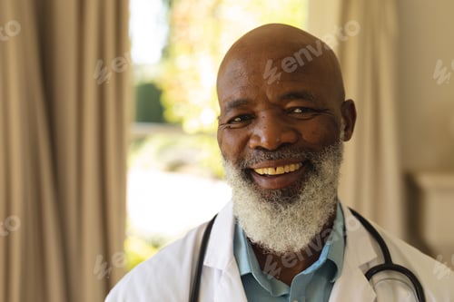 Preview: Portrait of smiling senior african american male doctor in lab coat