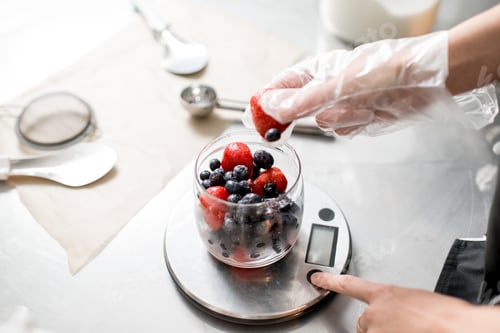 Preview: Weighting berries for ice cream production