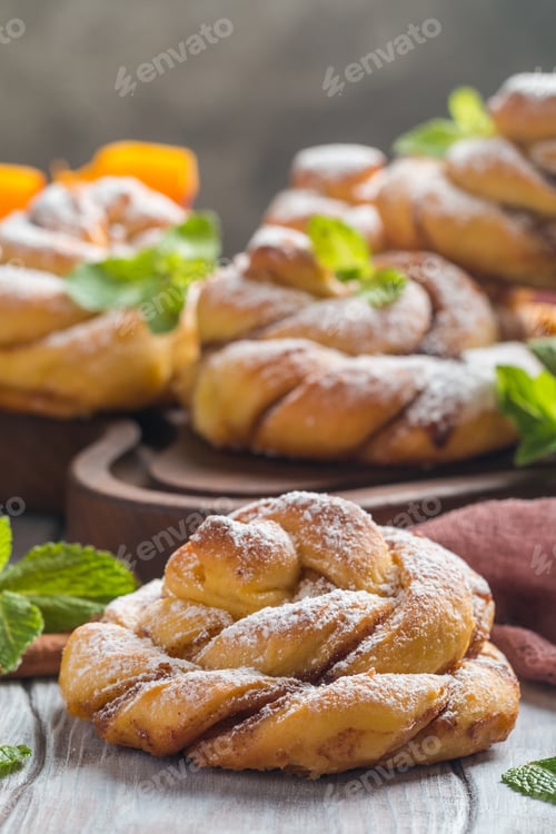 Preview: Homemade cinnamon buns with pumpkin