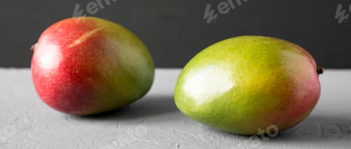 Preview: Colorful sweet mangoes, side view. Closeup.